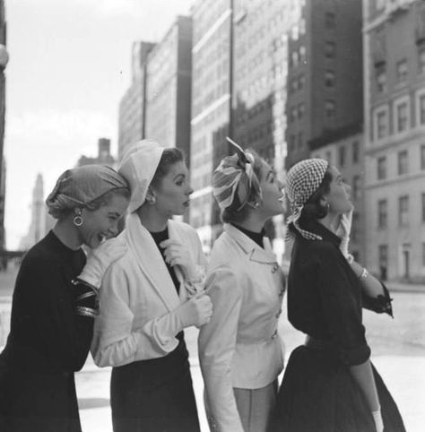 Gordon Parks . NY city 1952 Dorian Leigh, Suzy Parker, 50s Glamour, 1950s Models, Gordon Parks, Design Moda, Park Models, 1950s Fashion, Mode Vintage