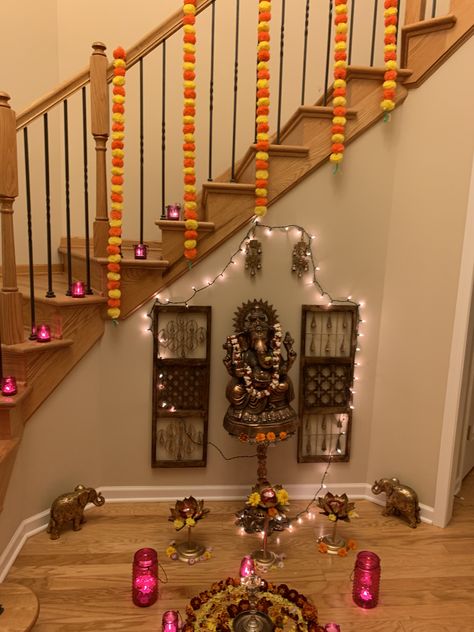 Traditional House Warming Decoration, Diwali Light Decorations At Home Outside, Diwali Staircase Decor, Diwali Indoor Decorations, Diwali Fireplace Decor, Diwali Stairs Decoration, Flower Decoration For House Warming, Stairs Flower Decoration, Diwali Decorations At Home Lights