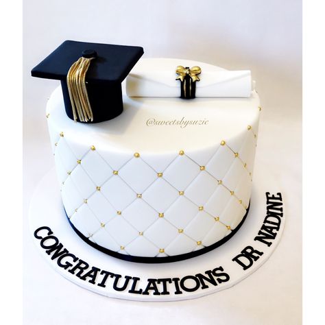 Simple Graduation Cakes, Graduation Candy Table, Dentist Cake, Graduation Cake Designs, Tårta Design, Cakes Simple, Graduation Party Desserts, Cake Design For Men, Graduation Party Cake