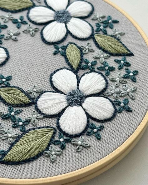 It a embroidery patrron Embroidery Tricks, Embroidery Hoop Art Diy, Basic Hand Embroidery Stitches, Hand Embroidery Patterns Free, Simple Hand Embroidery Patterns, Diy Embroidery Designs, Hand Embroidery Patterns Flowers, Diy Embroidery Patterns, Basic Embroidery Stitches