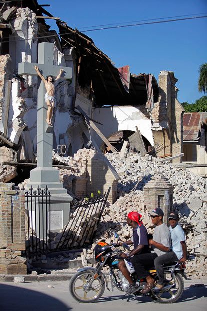 Residents pass a damaged church in Port-au-Prince after a devastating earthquake hit Haiti Haiti History, Haiti Missions, Missions Trip, Forest Fire, Caribbean Islands, Central America, Haiti, Cuba, Places To Visit