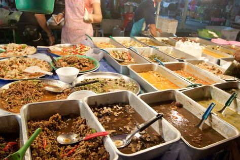 The Best Street Food in Sukhumvit, Bangkok Sukhumvit Bangkok, Asian Street Food, Best Street Food, Delicious Dishes, International Recipes, Pad Thai, Tasty Dishes, Pasta Salad, Street Food