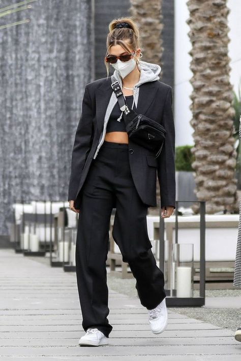 BEST CASUAL OUTFITS Autumn Outfits Hailey Bieber, Street Style Inspiration Casual, Wintwe Outfits, Street Style Blazer, Hair Stylist Outfit, Urban Chic Style, Hailey Baldwin Street Style, Best Casual Outfits, Blazer Outfit