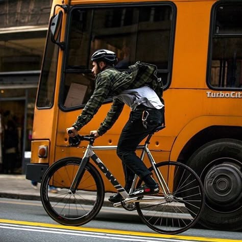 City Bike Style, Urban Bike Style, Bike Courier, Genova Italy, Vintage Bmx Bikes, Urban Bicycle, Cycling City, Cycling Photography, Bike Messenger