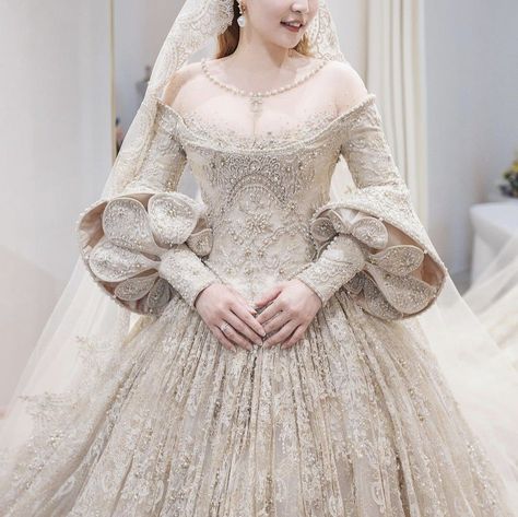 Tudor Style Wedding Dress, European Wedding Dresses, Victorian Gown, Nikah Dress, Bridal Lehenga Designs, Medieval Wedding, Royal Dresses, Seductive Clothes, Beautiful Costumes