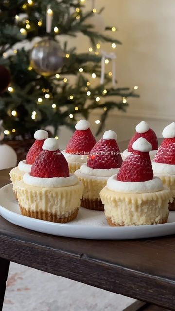 Mini Cheesecake Santa Hats, Santa Cheesecake Hats, Mini Santa Hat Cheesecakes, Mini Cheesecakes Christmas, Mini Christmas Cheesecakes, Cheesecake Santa Hats, Christmas Mini Cheesecakes, Mini Eggnog Cheesecake, Strawberry Santa Hats