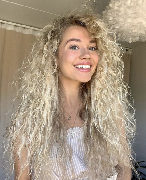 Blonde Curly Hair, Blonde Hair Girl, Blonde Curls, Curly Hair Extensions, Blonde Hair Looks, Curly Hair Women, Curly Girl Hairstyles, Long Blonde, Long Blonde Hair