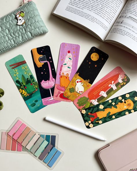 Book Mark Illustration, Bookmark Photography Ideas, Bookmark Ideas Drawing, Bookmarks Illustration, Bookmark Photography, Bookmark Packaging, Cartoon Bookmarks, Bookmark Illustration, Illustrated Bookmarks