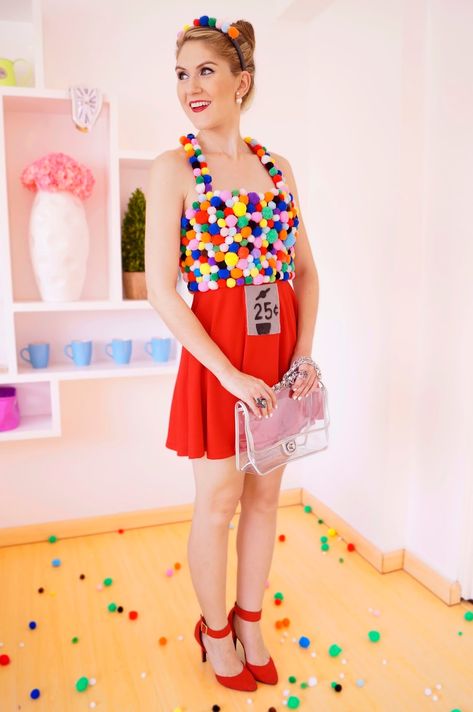 Easy DIY Halloween costume ideas for women that cost less than twenty dollars to make. Each of these clever and cute halloween costumes come with shoppable links to make them quickly and easily. These are great for work, for college, and even for families. #diyhalloween #diycostume #halloweencostume Gumball Machine Halloween Costume, Quick Diy Halloween Costumes, Minimalist Halloween Costume, Costumes Faciles, Diy Fantasia, Easy Halloween Costumes For Women, Meme Costume, Minimalist Halloween, Candy Costumes