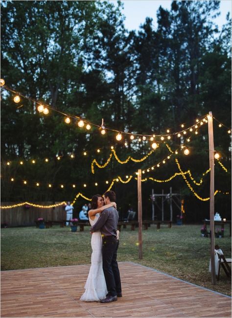 Hip backyard wedding. #weddingchicks Captured By: Clay Austin Photography http://www.weddingchicks.com/2014/09/23/hip-backyard-wedding/ Wedding Reception On A Budget, Backyard Wedding Decorations, Backyard Wedding Lighting, Food Simple, Wedding Backyard Reception, Backyard Reception, Rustic Backyard, Dance Floor Wedding, Table Food