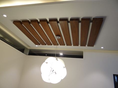 False Ceiling Design Living Room, Bedroom Gypsum, Double Height Ceiling, Decorative Ceiling Panels, Double Height Lobby, Lobby Ceiling, Modern Corridor, Wooden Ceiling Design, Hallway Stairs