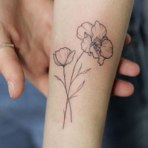 Simple Poppy Tattoo, Cool Little Tattoos, Poppy Flower Tattoo, Poppy Tattoo, Back Shoulder Tattoos, Mom Tattoo Designs, Poppies Tattoo, Spine Tattoos For Women, Birth Flower Tattoos