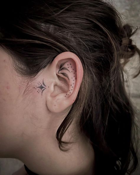 20+ Ear Tattoos That Look More Eye-Catching Than a Pair of Fancy Earrings / Bright Side Front Ear Tattoo Women, Tattoo Sparkle, Sideburn Tattoo, Ear Tattoos, More Tattoo, Fancy Earrings, Abstract Designs, Elegant Tattoos, Bright Side