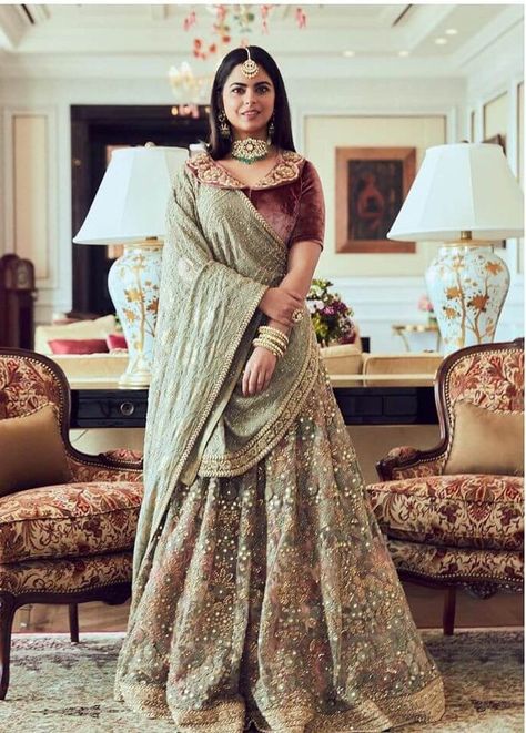 Unique And Trending Dupatta Draping Ideas For Brides! Dupatta Draping, Isha Ambani, Sabyasachi Lehenga, Bridal Dupatta, Indian Outfits Lehenga, Lehnga Dress, Lehenga Style, Indian Bridal Dress, Indian Bridal Wear