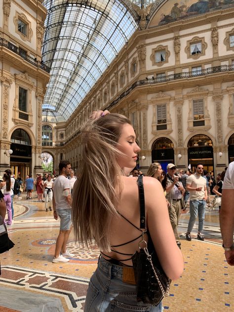 Milan Poses Photo Ideas, Italian Photoshoot Ideas, Milan Photo Ideas Summer, Milan Italy Instagram Pictures, Milan Photoshoot Ideas, Milan Pics Ideas, Photo Inspo Europe, Photo Ideas In Milan, Milano Instagram Photos