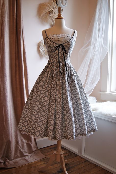 1950s Dresses Vintage, 1950s Dresses, Vintage Clothing Boutique, 1950 Fashion, Vintage Clothing Stores, Vestidos Vintage, 50s Dresses, 20's Dress, 1950s Dress