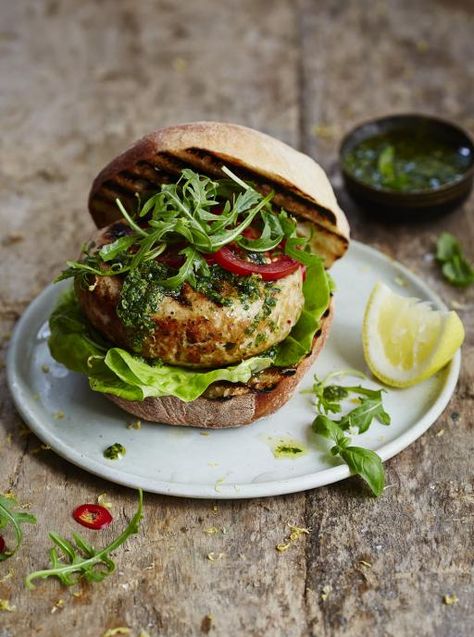 Jamie Oliver . tuna burger . { healthy & super easy alternative to a meaty burger . perfect Friday night food } . Tuna Burgers, Tuna Mayo, Mayo Recipe, Fish Burger, Jamie Oliver Recipes, Tuna Steaks, Chicken Burger, Beef Burgers, Veggie Burger