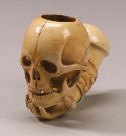 Meerschaum Pipe Carved as a Skull Held in Hand Hellbound Tattoo, Hubbly Pipe, Ladies Bar, Pipe Made Of Clay, Meerschaum Pipe, Cool Pipes, Mechanical Mods, Skull Pipe, Skull Incense Burner