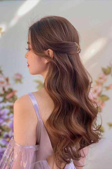 Romantic loose waves hairstyle for a wedding guest with long hair. Wedding Guest Hairstyles Picture, Loose Hair Wedding Hairstyles, Lose Wedding Hair, Soft Wedding Guest Hair, Bridesmaid Hairstyle Long Hair, Elegant Hair Styles Down, Wedding Hairstyles For Layered Hair, Elegant Hairstyles For Wedding Guest, Fancy Hairstyles For Long Hair Special Occasions