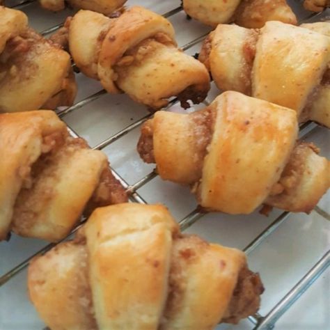 7 Top-Rated Rugelach Recipes for Hanukkah or Anytime Chocolate Rugelach, Rugelach Cookies, Rugelach Recipe, Jelly Doughnuts, Hanukkah Food, Baking Items, Jewish Recipes, Cookie Bar Recipes, No Bake Treats