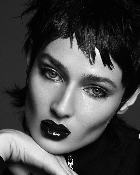 Makeup Artist Toni Malt on Instagram: “New Work 🖤 CHANEL x Elle @chanel.beauty @ellemiddleeast ⠀ ⠀⠀⠀⠀⠀⠀⠀⠀⠀ ⠀⠀⠀⠀⠀⠀⠀⠀⠀ Makeup: Using all NOIR ET BLANC DE CHANEL FALL-WINTER…” Black And White Makeup Photography, White Editorial, Black And White Makeup, High Fashion Makeup, Theatrical Makeup, White Makeup, Chanel Beauty, Dark Makeup, Vogue Covers