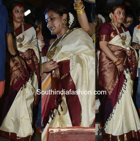 Rani Mukherjee made an another appearance at the Durga Puja mandal wearing a classic cream and maroon combination Kanjeevaram silk saree. Maroon Pattu Saree, White Kanjeevaram Saree, Maroon Combination, Engagement Saree, Kanjeevaram Silk Saree, Rani Mukherjee, Maroon Saree, Designer Sarees Wedding, Saree Draping