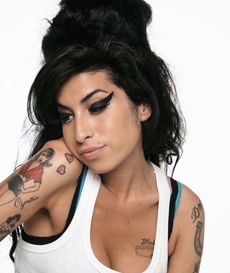 Amy Winehouse Makeup, Amy Wine, Amy Winehouse Style, Amy W, Retro Photoshoot, Amazing Amy, Amy Winehouse, Iconic Women, Halloween Outfits