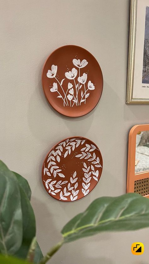 Terracotta Plate Wall Art, Home Decor Ideas Outside, Teracotta Ideas Interior, Terracotta Design Ideas, Home Made Art Ideas, Painted Plates Wall Decor, Terracotta Wall Decor, Ceramic Plate Design Ideas, Hand Painted Home Decor