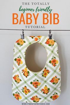 Handmade Baby Shower Gifts, Baby Bibs Patterns Free, Gifts To Sew, Baby Bib Tutorial, Baby Bib Pattern, Baby Gifts To Make, Baby Clothes Patterns Sewing, Diy Sewing Gifts, Handmade Baby Shower Gift