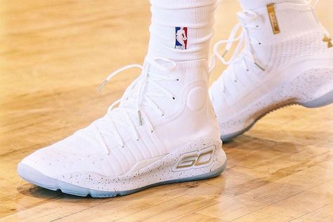 Stephen Curry Debuts the New Under Armour Curry 4 During Game 1 of the NBA Finals Curry 4 Shoes, Steph Curry Shoes, Curry Basketball Shoes, Curry 4, Stephen Curry Shoes, Curry Shoes, Girls Basketball Shoes, Basketball Shoes For Men, Popular Shoes