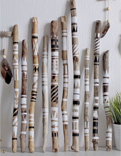 Spirit Sticks, Driftwood Shelf, Hantverk Diy, Driftwood Diy, Painted Driftwood, Driftwood Art Diy, Driftwood Projects, Stick Art, Driftwood Crafts