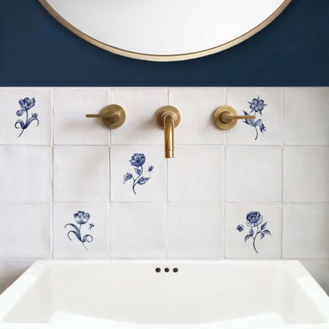 Beautiful hand painted Delft commission by Decorum: www.decorumtiles.co.uk Visit our hand painted tiles section to find out more. Neutral Flooring, Unique Floral Arrangements, Delft Tiles, Flower Tile, Unique Tile, Traditional Tile, Hand Painted Tiles, Powder Bath, Chalk White