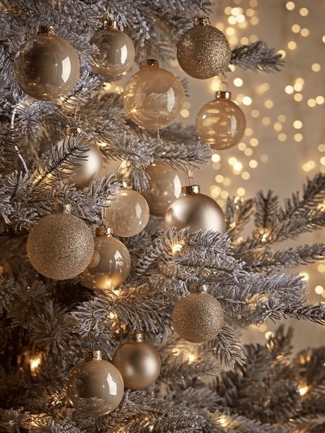 Gold Christmas Tree Decorations, Christmas Tree Wallpaper, Christmas Tree Decorating Themes, Tree Decorating, Decorating Themes, Christmas Feeling, Christmas Things, Glass Bauble, Gold Christmas Tree