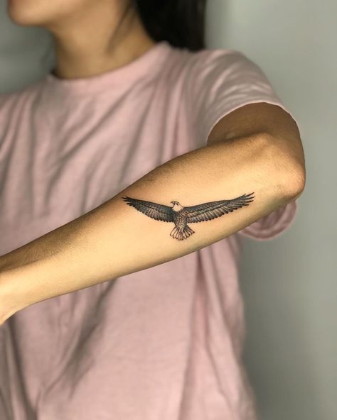 H.B. Nielsen on Instagram: “Tiny eagle for my friend @nathalieulindercuti 🦅 Thanks! hbnielsentattoo@gmail.com” Tattoos For Ladies, Eagle Wing Tattoos, Bald Eagle Tattoos, Small Eagle Tattoo, Traditional Eagle Tattoo, Tattoo Homme, Small Wave Tattoo, Hawk Tattoo, Tattoo Snake