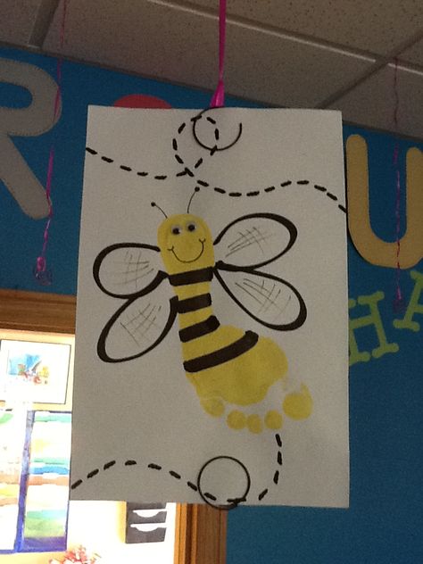 Bee footprint craft!  Infant/toddler room! Christmas Crafts For Infants Daycare, Crafts For Infants Daycare, Christmas Crafts For Infants, Bee Footprint, Crafts For Infants, Hand Print Art, Footprint Craft, Daycare Room, Baby Art Projects