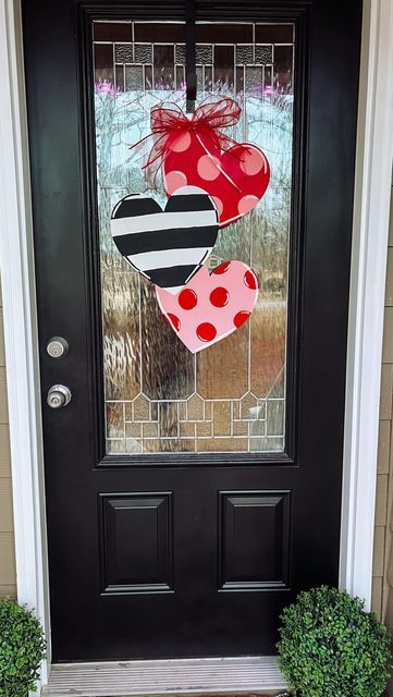 Diy Valentines Door Hanger, Valentine’s Day Door Hanger, Wooden Heart Painting Ideas, Valentine Door Hangers, Valentines Diy Crafts, Diy Valentine Ideas, Valentines Day Door Hanger, Valentines Outdoor Decorations, Wooden Hearts Crafts