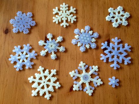 Snefnug Med Perler, Perler Bead Ideas, Xmas Crafts Kids, Christmas Perler Beads, Pixel Beads, Melty Bead Patterns, Beaded Snowflakes, Perler Bead Templates, Hama Beads Patterns