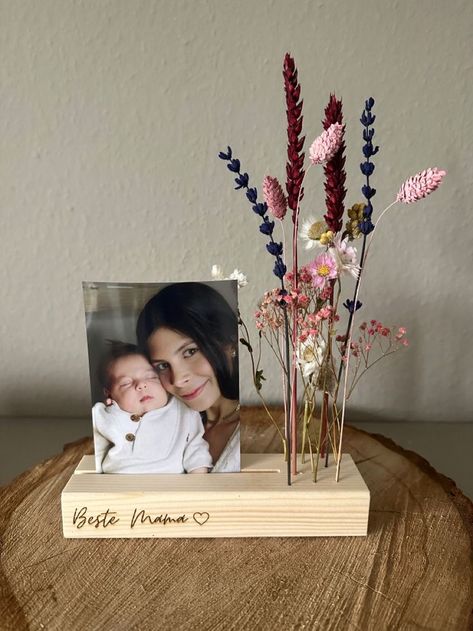 Gift For Mothers Day Ideas, Photo Card Holder, Dried Flowers Diy, Desain Quilling, Mom's Birthday, Photo Frame Design, Flower Bar, Craft Room Decor, Beste Mama