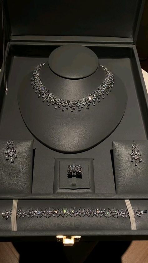 خواتم خطوبة, Unique Gold Jewelry Designs, Fancy Jewelry Necklace, Expensive Jewelry Luxury, Luxe Jewelry, Jewelry Design Earrings, Classy Jewelry, Fancy Jewellery, Expensive Jewelry