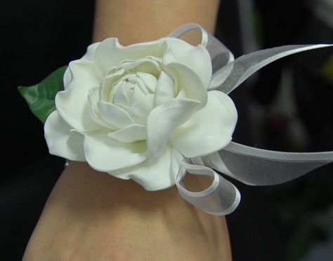 Gardenia wrist corsage Gardenia Corsage, Flowers For Prom, Flowers At Wedding, Corsages Wedding, Corsage Flowers, Wedding Body, Realistic Wedding, Boutonnieres Prom, Wrist Flowers