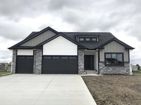 White And Black House Exterior One Story, Black Single Story House, Gray And Black Barndominium Exterior, Dark House Exterior Single Story, Charcoal Grey Barndominium Exterior, Black Exterior House Colors, Grey House Exterior, Gray House Exterior, Girl Apartment Decor