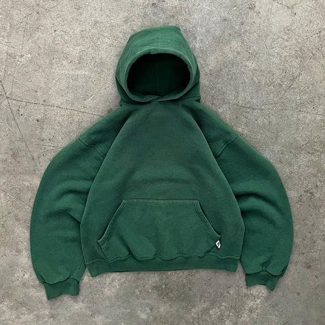 Pose Ideas Winter, Green Hoodie Outfit, Aesthetic Winter Fashion, Dark Green Hoodie, Hoodie Outfits, Hoodie Aesthetic, Winter Inspo, Get Ready With Me, Aesthetic Winter