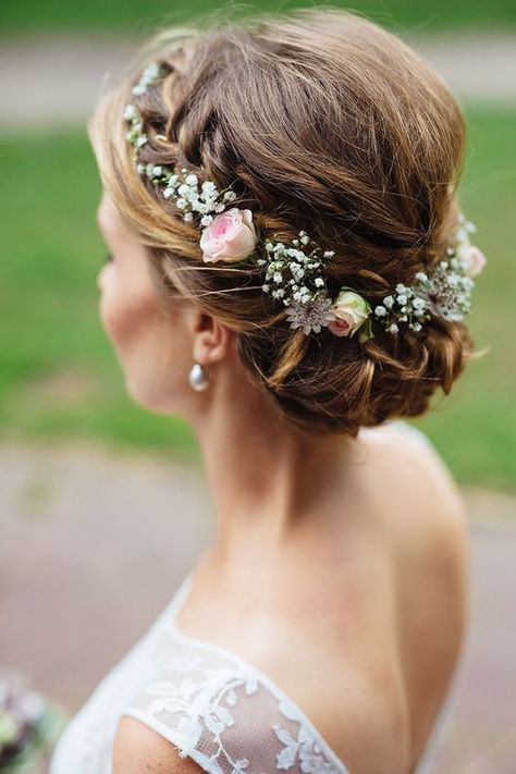 30+ stunning wedding hairstyles with floral crowns that will make your boho dreams come true. 🌼 // mysweetengagement.com // #wedding #weddingday #weddingflowers #weddingbeauty #weddinghair #weddinghairstyle #floralcrown #bridalhair #bridalhairstyle #bridalheadpiece Anna Kara, Flowers In Her Hair, Hair Styles 2017, Wedding Hair Flowers, Penteado Cabelo Curto, A Wedding Dress, Hair Comb Wedding, Wedding Hair Pieces, Bridal Hair Comb