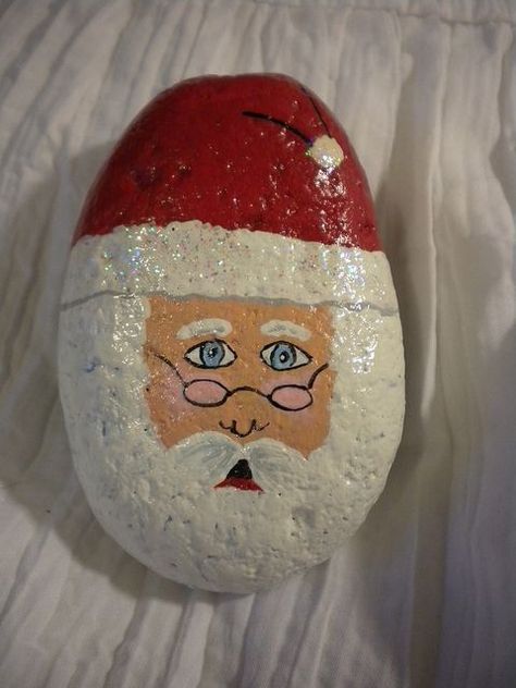 Art Pierre, Christmas Rock, Painted Rocks Craft, Painting Rocks, Navidad Diy, Rock Painting Designs, Stone Crafts, Rock Painting Art, Hand Painted Rocks