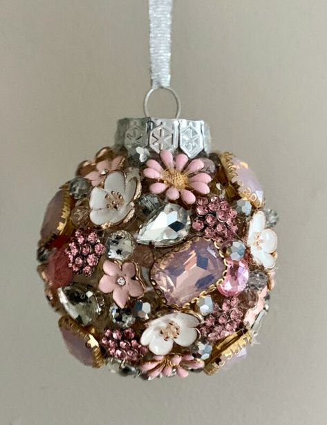 Bauble Decoration Ideas, Jewel Christmas Tree, Jeweled Christmas Ornaments, Pretty Christmas Ornaments, Old Jewelry Crafts, Costume Jewelry Crafts, Jewel Ornaments, Jeweled Christmas, Jewelry Christmas Tree