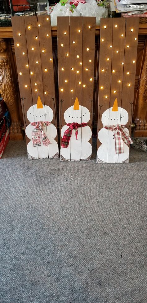 Pallet Projects For Fall And Christmas, Let It Snow Wood Sign With Lights, Pallet Christmas Ideas Diy Wood Signs, Christmas Pallett Ideas, Xmas Pallet Projects, Pallet Holiday Decoration Ideas, Christmas Diy Wooden Crafts, Diy Pallet Christmas Decor, Wood Porch Signs Christmas