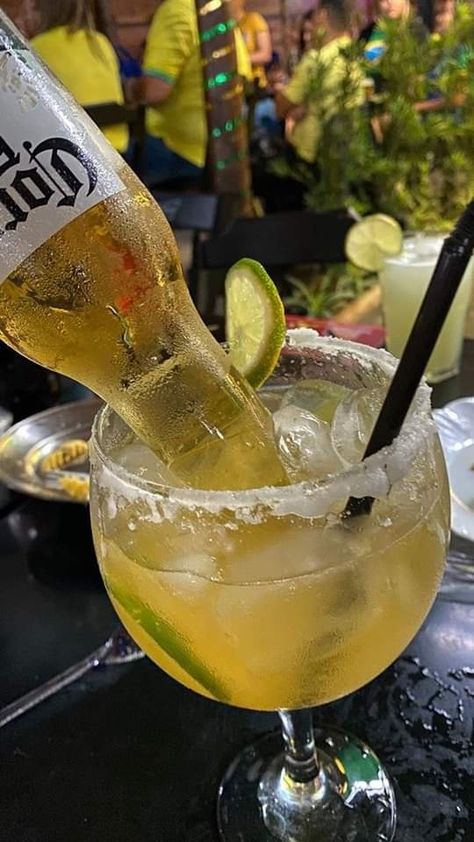 Drink Fake Story, Drinks Fake Story, Liqueur Drinks, Alcohol Aesthetic, Drink Beer, Pretty Drinks, Classy Photography, Dessert Drinks, Story Instagram