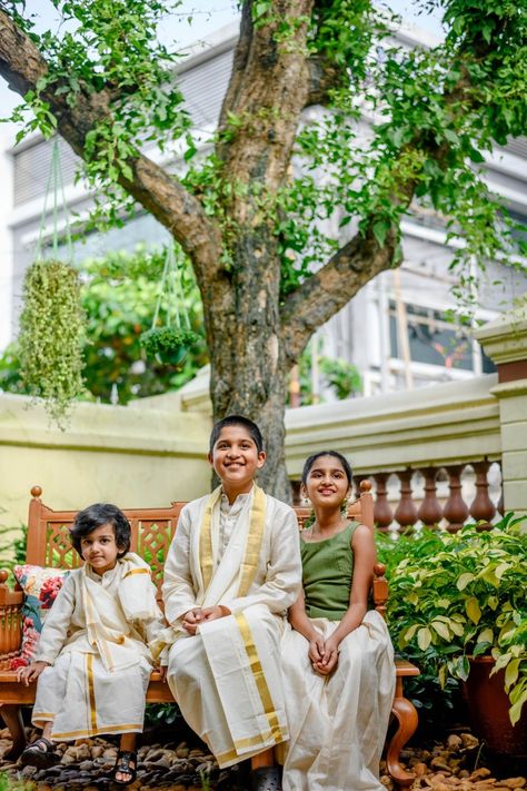 Onam Photography, Onam Photoshoot Ideas, Onam Shoot, Family Photo Pose Ideas, Kerala Piravi, Onam Kerala, Family Photo Pose, Ideas Family, Photo Pose