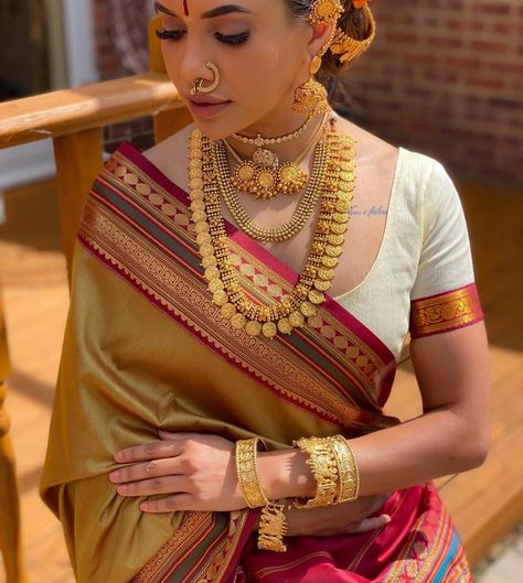 Pattu Saree With Jewellery, Temple Blouse Designs, South Indian Temple Jewellery, Temple Saree, Indian Traditional Jewellery, Brides Indian, Temple Jewelery, South Indian Bride Saree, Bridal Accesories