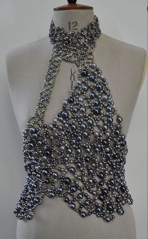 Bead Outfits, Beaded Top Outfit, Skirt With Pearls, Beaded Clothes, Metallic Fashion, Beads Clothes, Fashion Draping, Embellished Purses, Chain Skirt